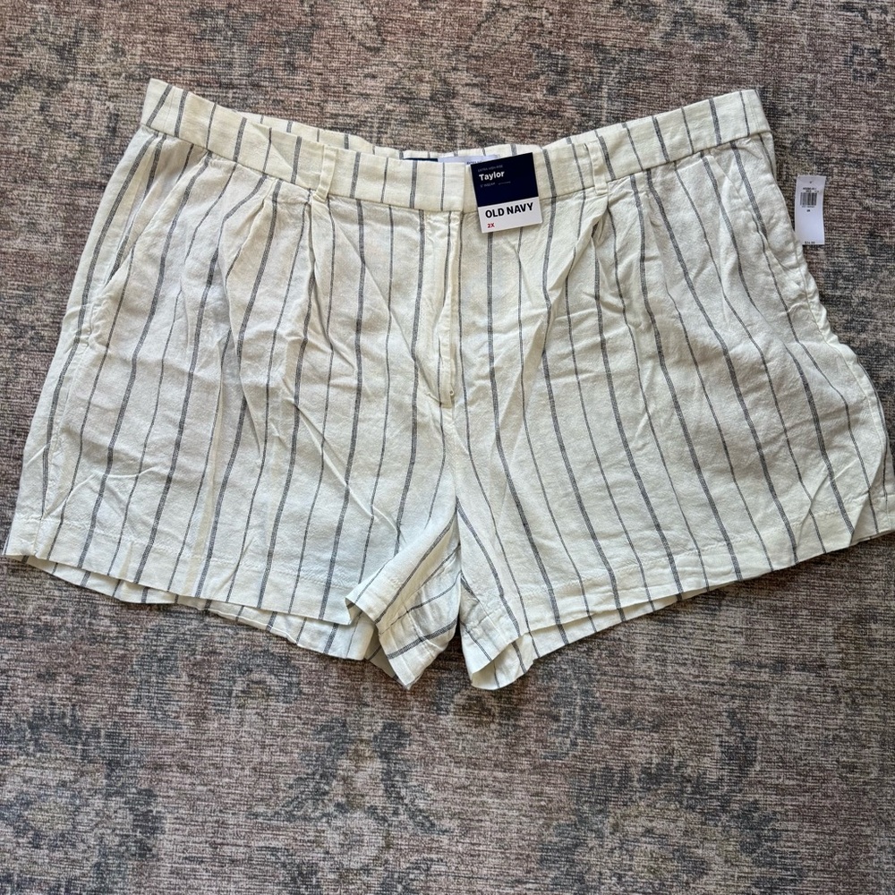 Old Navy cream and navy Striped 
Extra High-Waisted Taylor Trouser Short size 2x